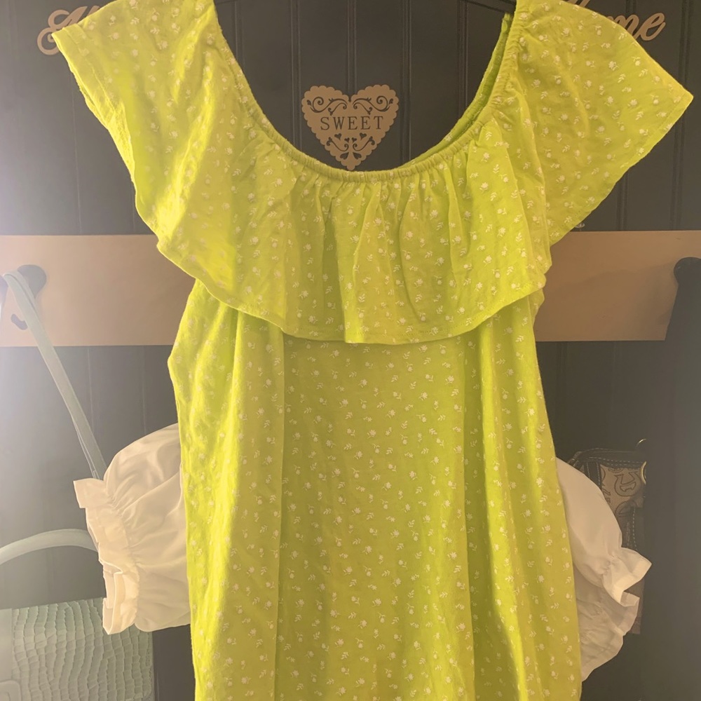 New style & co sleeveless juniors top. Lightest lime size PS. Floral pattern